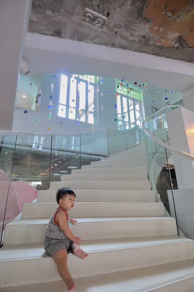 Lobby stairway up to their swimming pool || image credits: Lifeafternoah.worpress